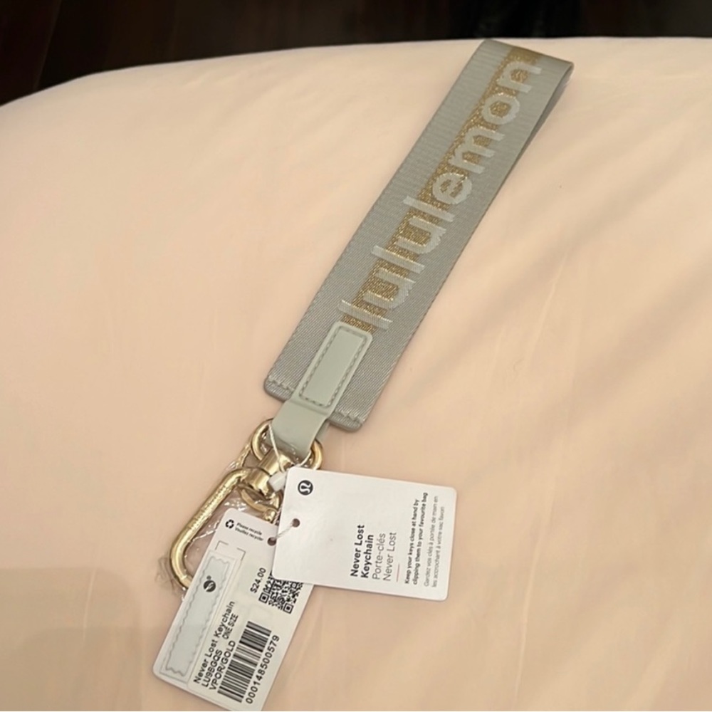 NWT Lulu keychain